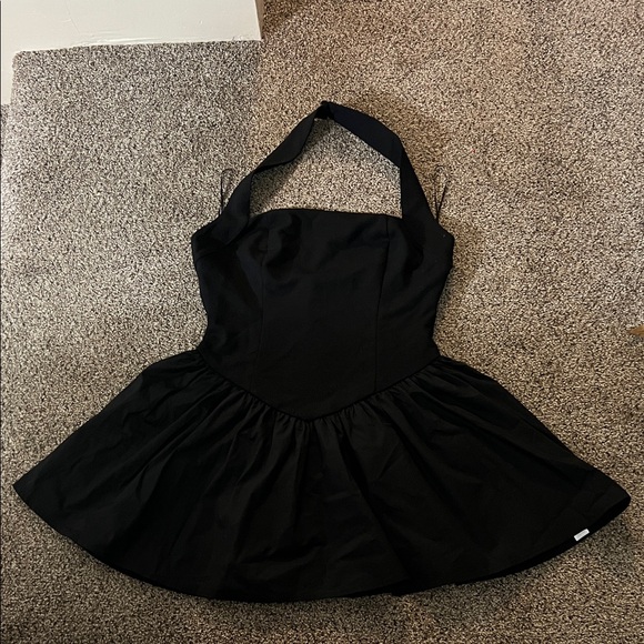 En Saison Elegant Black Halter Dress - Picture 2 of 5